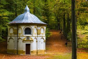 Kaplica na kalwarii wejherowskiej jesienią