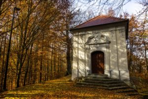 kaplica na kalwarii wejherowskiej jesienią