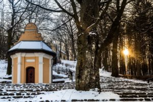 Kapliczka na kalwarii wejherowskiej - zimowy pejzaż