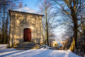 kaplica na kalwarii wejherowskiej - zimowy pejzaż